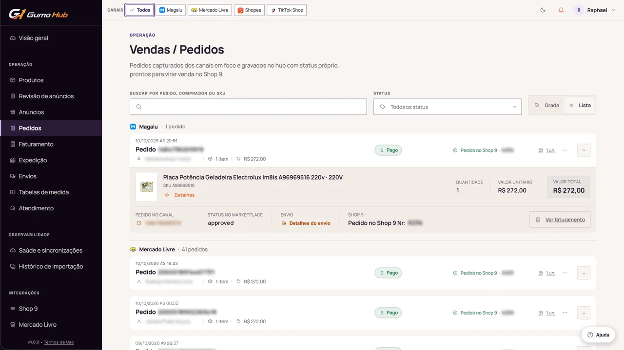 Ecrã de pedidos do Gumo Hub com uma venda do Magalu e outra do Mercado Livre já lançadas no Shop 9, com os dados dos compradores ocultados